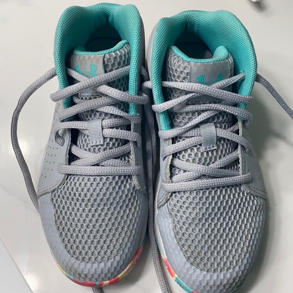 Like new Under Armour Basketball Shoes